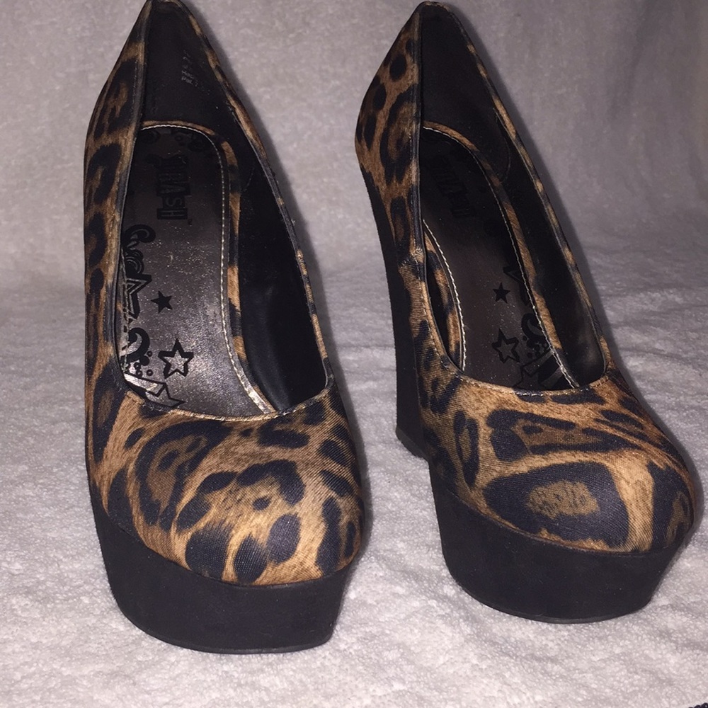 Brash cheetah print heels, size 7.